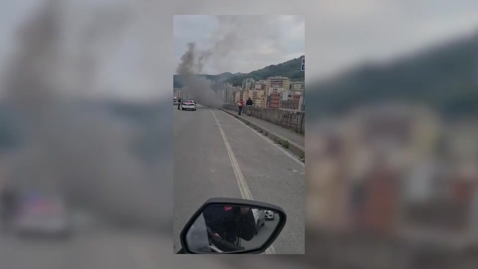 Genova, paura a Molassana per un'auto in fiamme in via Adamoli