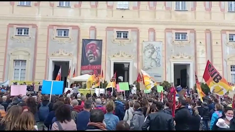 Genova, cinquecento sanitari in piazza per dire no al vaccino obbligatorio