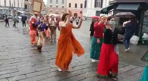 Hare Krishna in giro nel centro storico, colori e suoni per vincere il grigiore del Primo Maggio