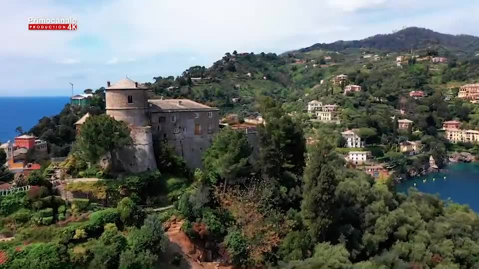 Arroccato sulla cima del promontorio tra storia e fascino: è il castello Brown di Portofino