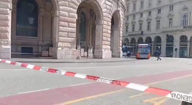 Allarme bomba in piazza De Ferrari a Genova per uno zaino abbandonato