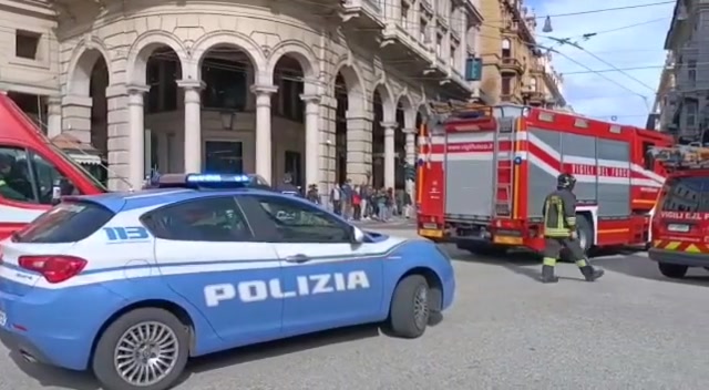 Allarme bomba in piazza De Ferrari a Genova per uno zaino abbandonato: sul posto anche i Vigili del Fuoco