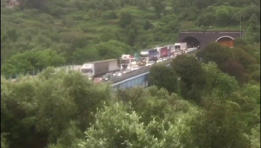 Caos traffico, 7km di coda sulla A12: nemmeno mezzo Autostrade riesce a passare