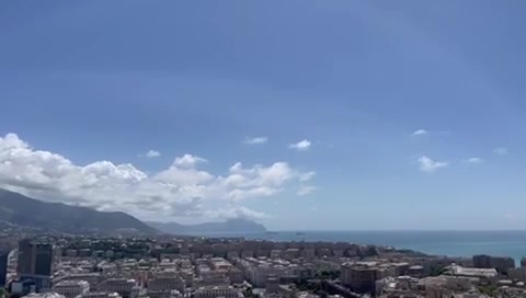 Frecce Tricolori, un rombo squarcia il cielo del mattino di Genova