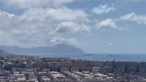 Frecce Tricolori, un rombo squarcia il cielo del mattino di Genova 3