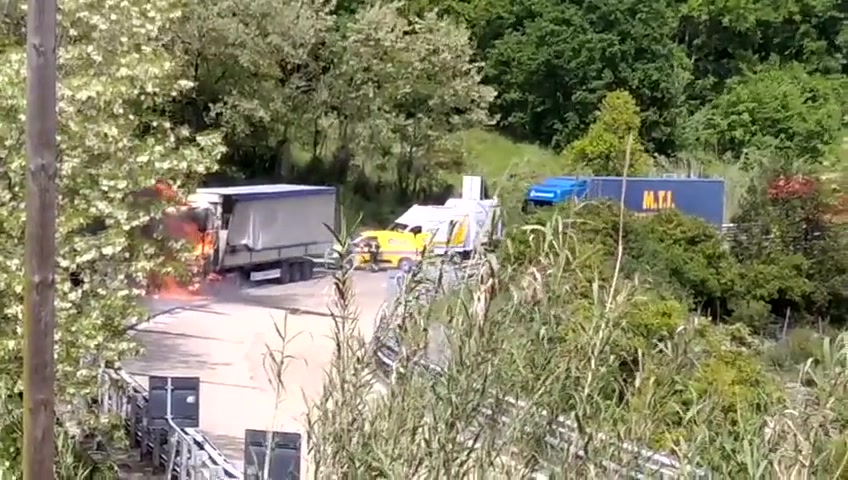 Camion prende fuoco in A7, traffico bloccato tra Busalla e Genova Bolzaneto