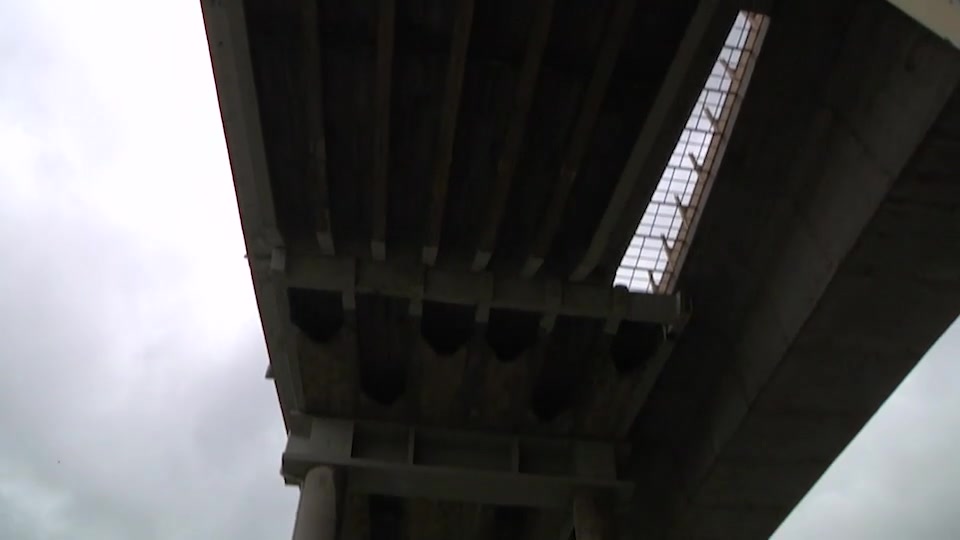 Caos Autostrade, a Genova Pegli cadono calcinacci da un viadotto