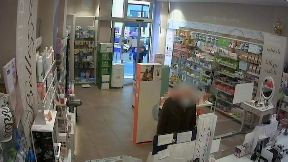 Genova, farmacista rapinato da bandito pubblica le immagini su Fb: ladro arrestato