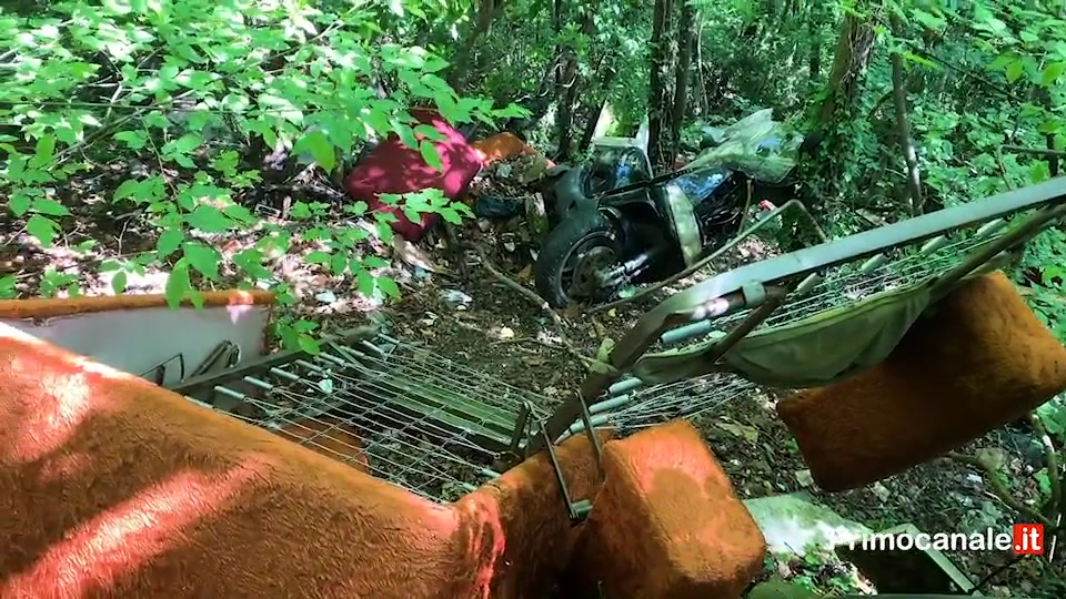 Discarica abusiva a Genova, le immagini dei rifiuti abbandonati in via al Poligono di Quezzi