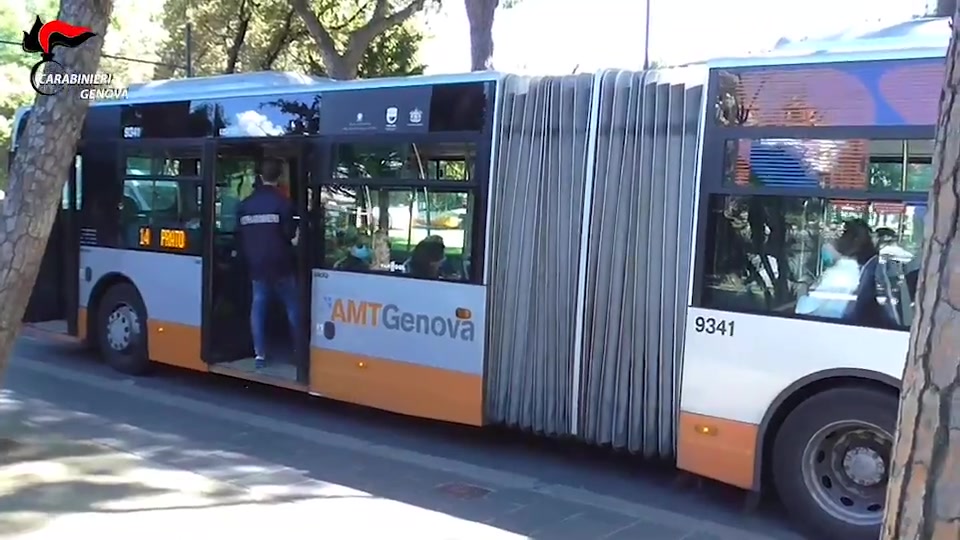 Blitz dei carabinieri sugli autobus genovesi: le immagini dell'Operazione Canguro