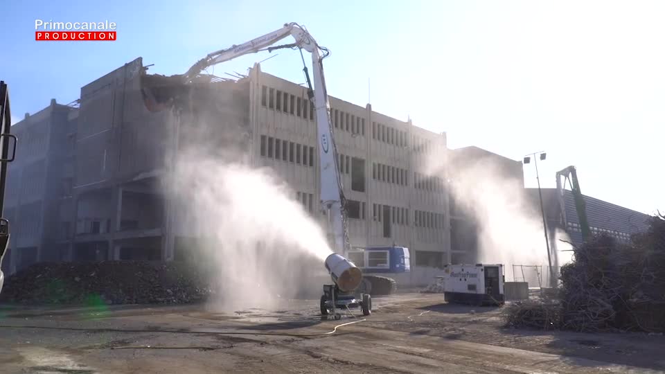 Ex Fiera di Genova, inizia la demolizione del padiglione D: le immagini