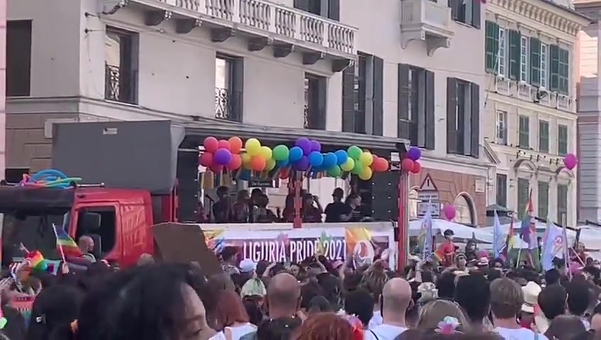 Liguria Pride, le immagini della coloratissima festa in Piazza De Ferrari 