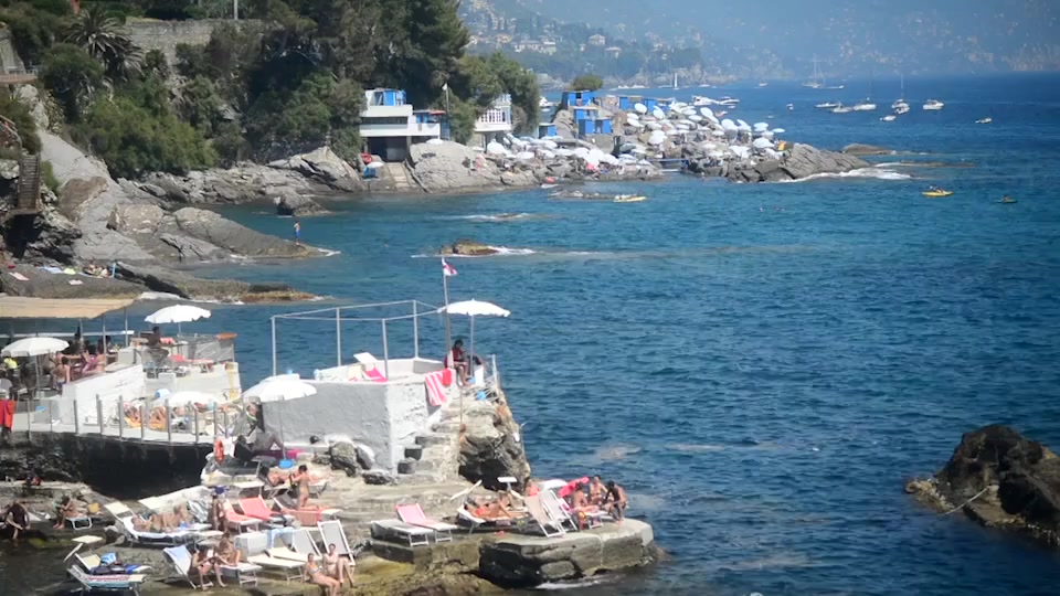 Abbronzatura, tuffi e voglia di relax: da Levante a Ponente domenica al mare in Liguria