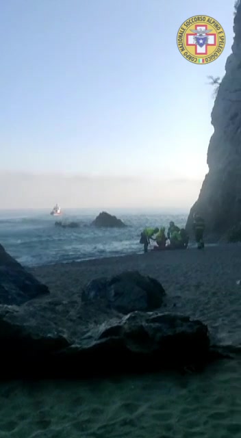 Vuole fare un tuffo dalla scogliera ma cade sulla spiaggia: trauma spinale per un 21enne