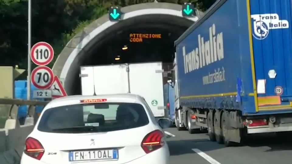 Caos autostrade, lunedì mattina di disagi: A12 bloccata, incidente in A26 in galleria con cantieri