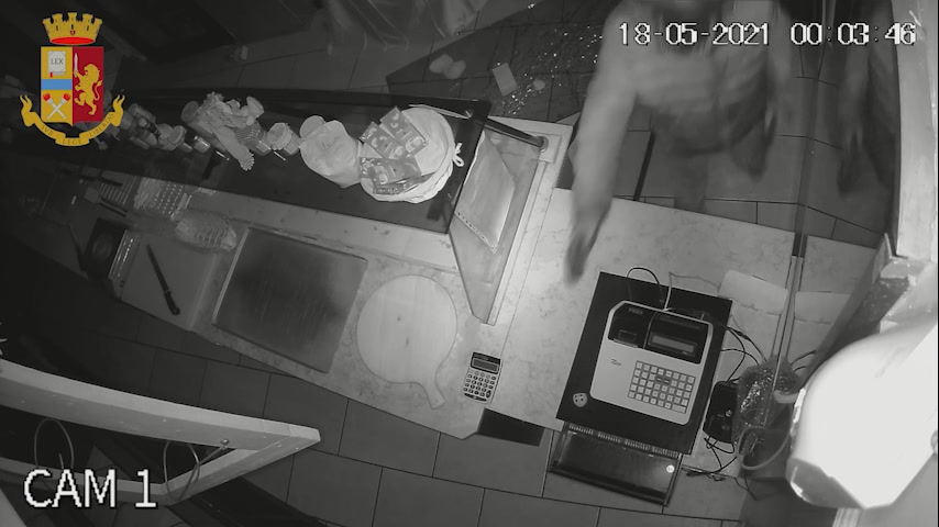 Sarzana, furti in bar e ristoranti poi prova a derubare un mendicante: arrestato