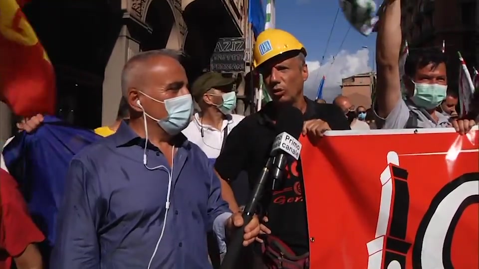 Corteo ex Ilva, padre e figlio protestano insieme: 