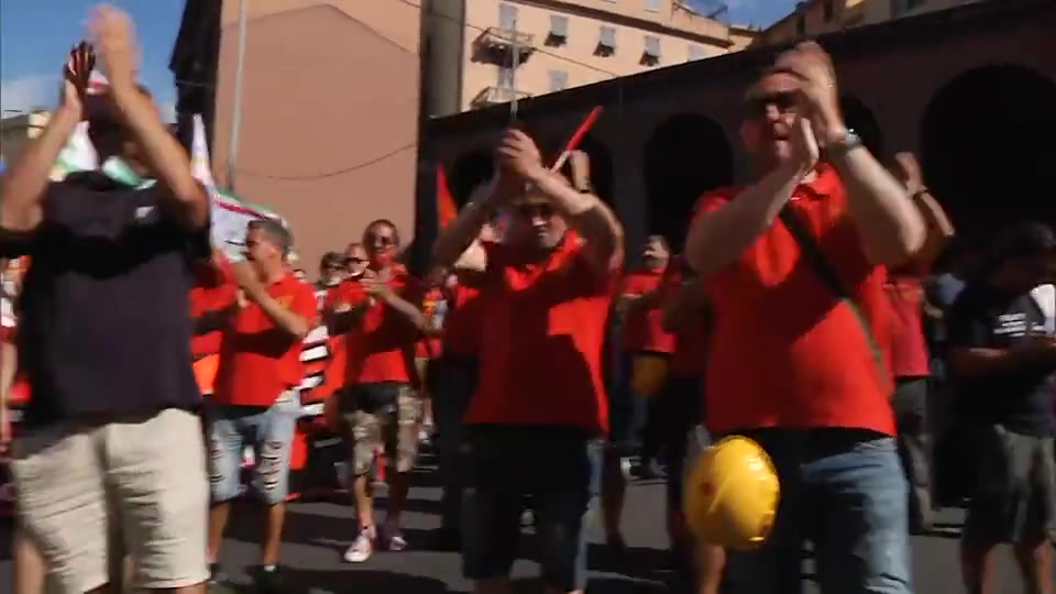 Ex Ilva, la vedova del sindacalista scomparso scende in piazza insieme al corteo: 