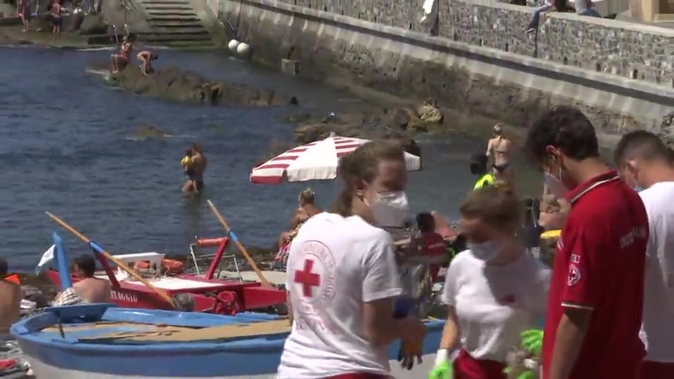 La Croce Rossa di Genova scende in campo per pulire il borgo di Boccadasse