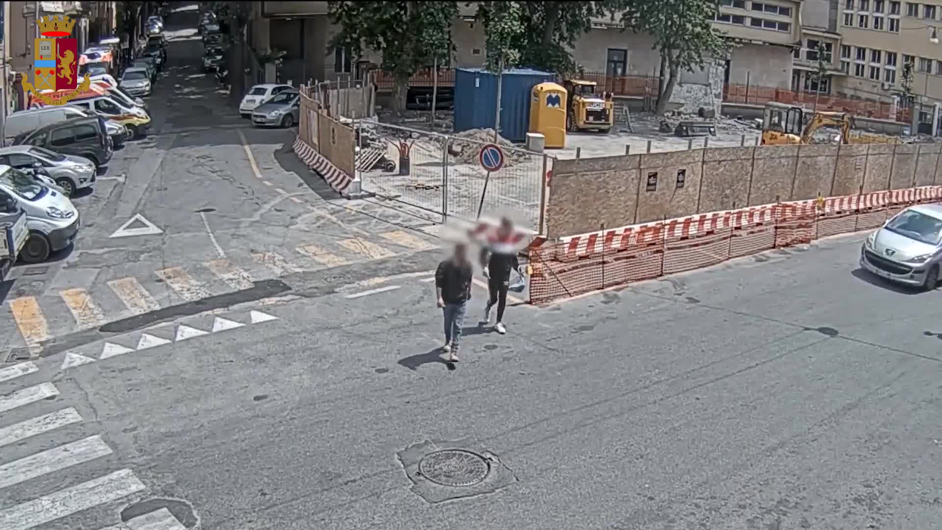 Genova, il video del bacio proibito che ha incastrato la coppia di rapinatori