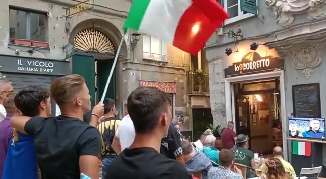 Genova, in piazza come allo stadio: brividi per l'inno di Mameli cantato in piazza Pollaiuoli