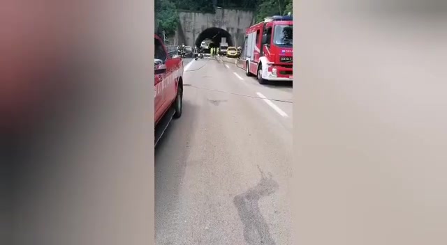 Caos autostrade, auto a metano prende fuoco in A7: lunghe code