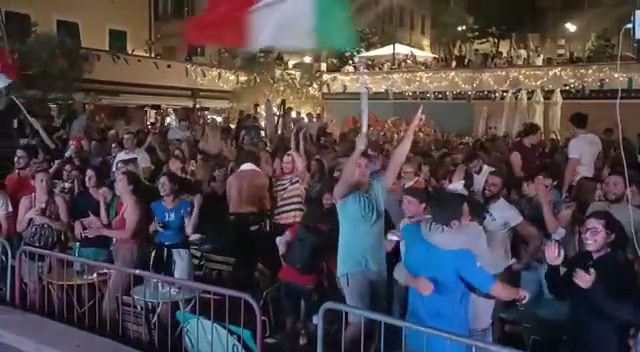 Italia campione d'Europa, scatta la festa in piazza a Genova