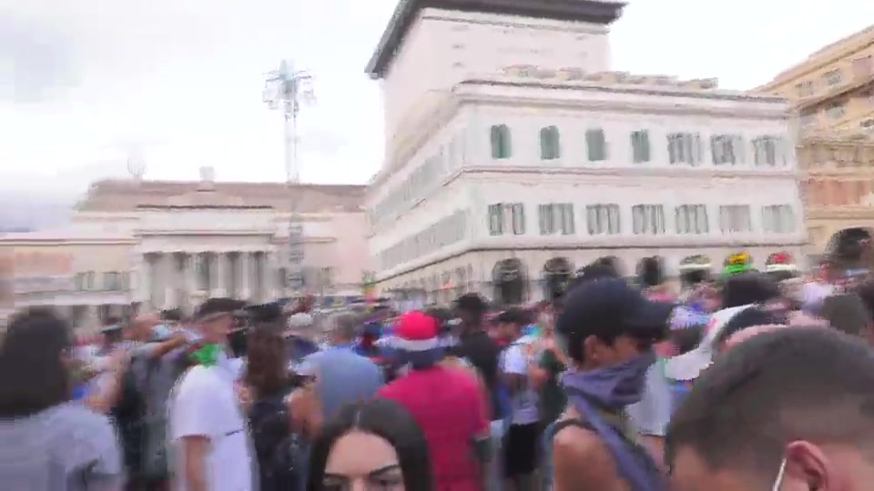 Maxi schermo in piazza De Ferrari a Genova per gli Europei, attimi di tensione tra i tifosi e il sindaco Bucci