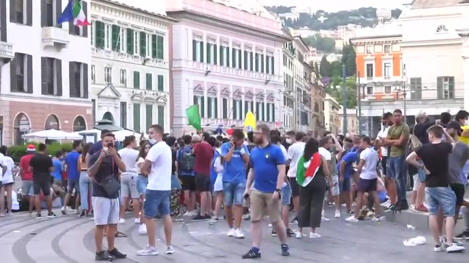 Festa folle a Genova: ragazza violentata, rapine e aggressioni, decine di tifosi ubriachi dal 118