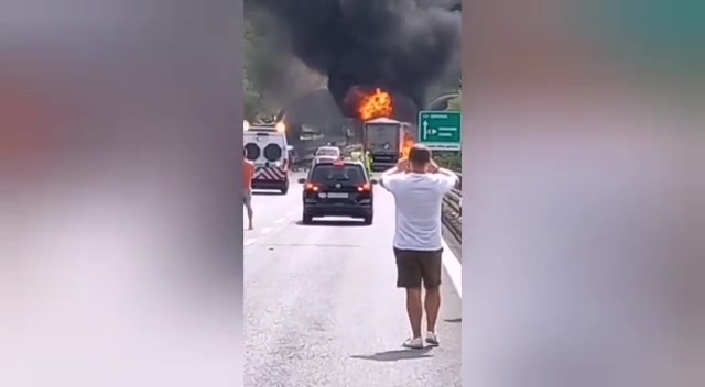 Tir in fiamme sulla A12, code e disagi tra Brugnato e Carrodano