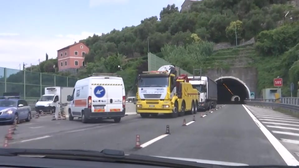 Disastro autostrade: veicolo in fiamme sulla A26, Tir in avaria sulla A12 in area cantieri