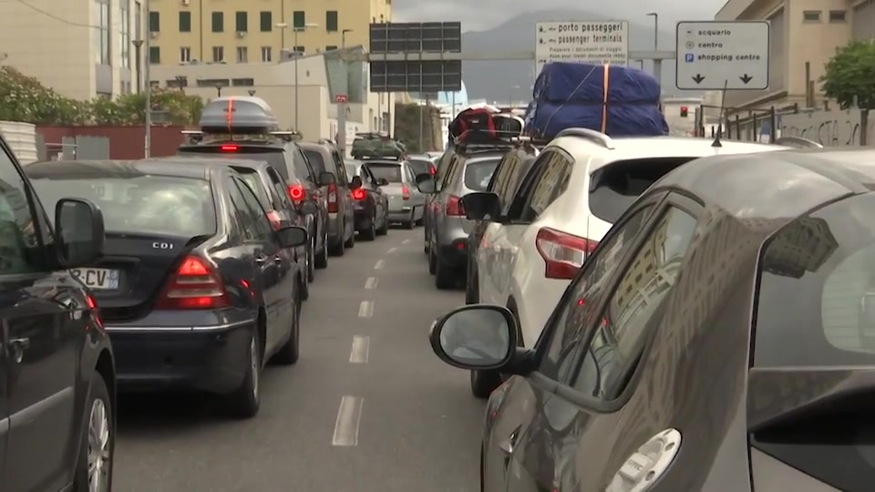 Genova, l'assalto di diecimila passeggeri manda in tilt porto e angiporto