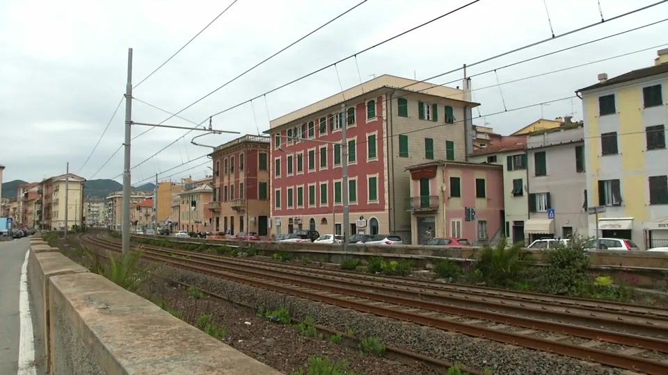 Prende il treno per evitare il caos autostrade, si trova su un bus perché troppo pieno