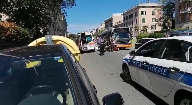 Schianto autobus-scooter a Genova, un morto