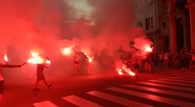 G8 di Genova vent'anni dopo, il corteo zapatista arriva a De Ferrari: si accendono i fumogeni