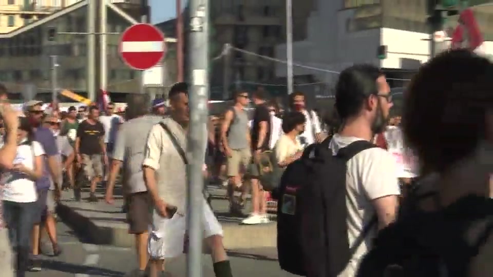 Il ricordo di Giuliani si trasforma in corteo, i manifestanti attraversano Genova