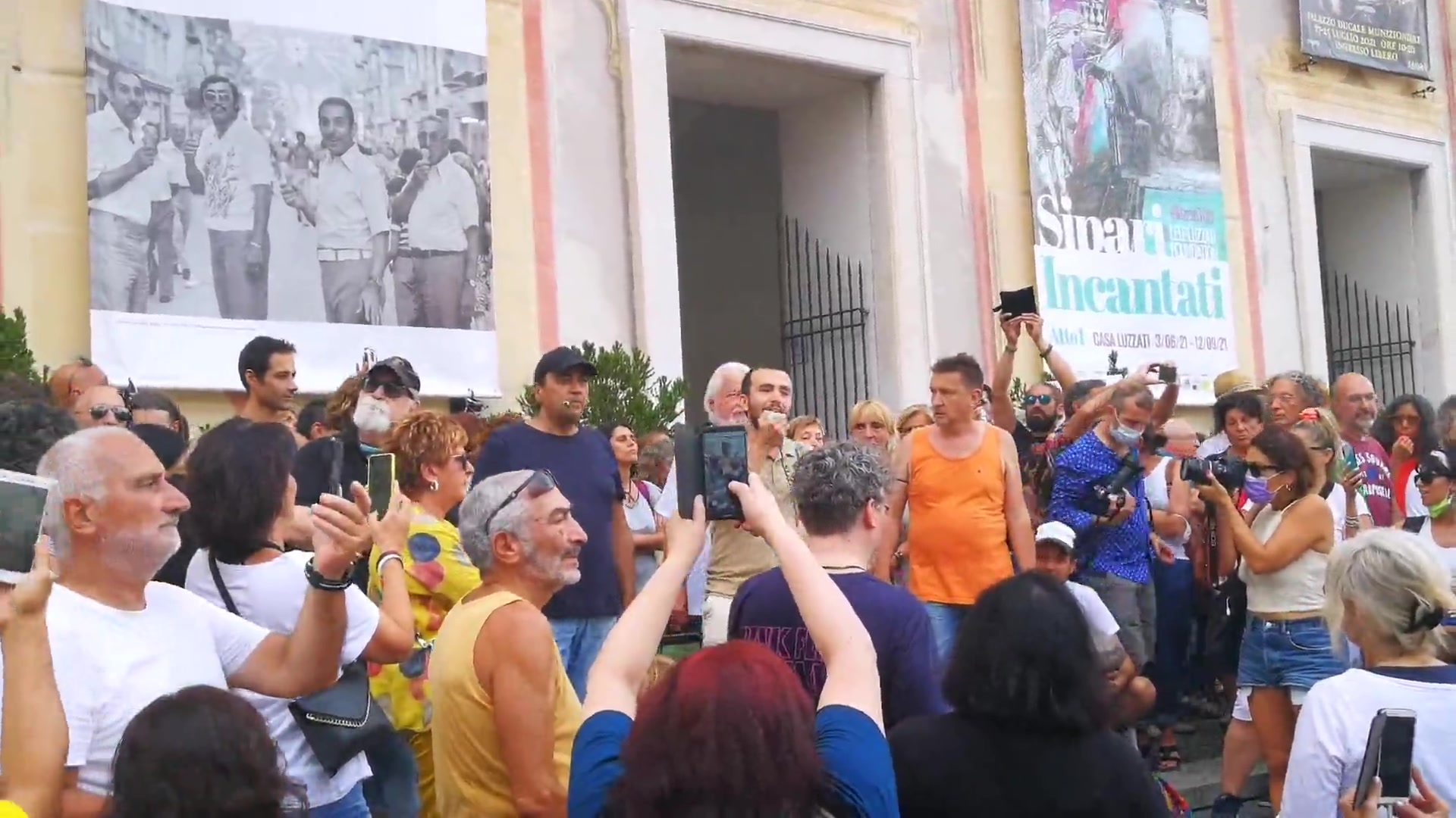 La manifestazione contro il Green pass si trasforma in un corteo: quasi mille persone per le vie di Genova