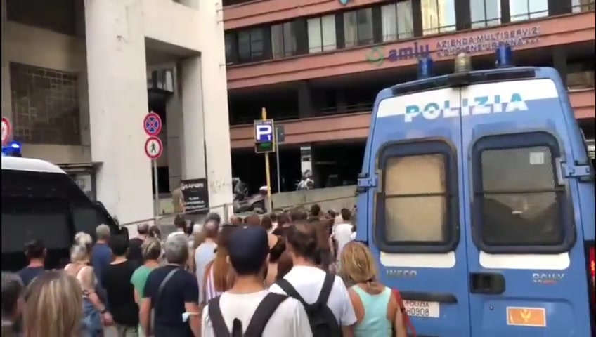 No green pass in piazza, manifestazione e corteo a Genova al grido 