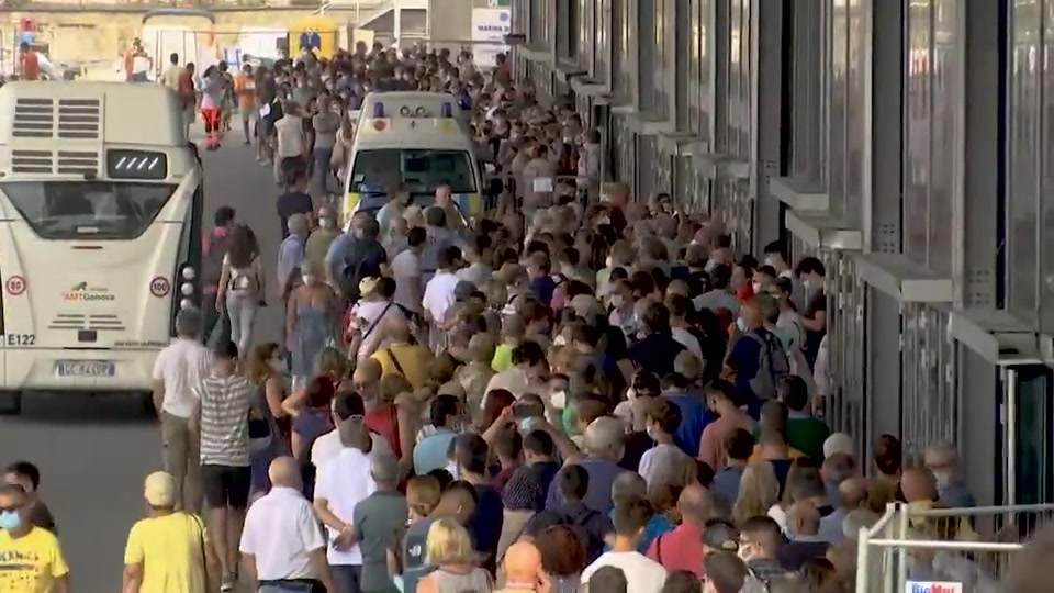 Vaccini, cavo tranciato alla Fiera: code in ingresso