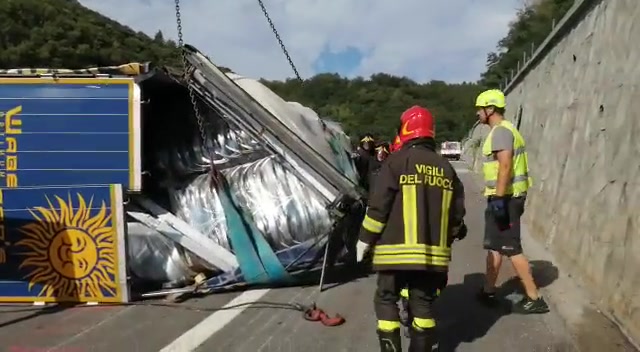 A6, camion si ribalta fra Ceva e Millesimo nei pressi di un cantiere: autostrada bloccata