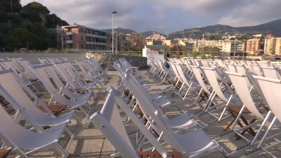 A Genova Sturla il cinema vista mare si fa sulla sdraio e con le cuffie 