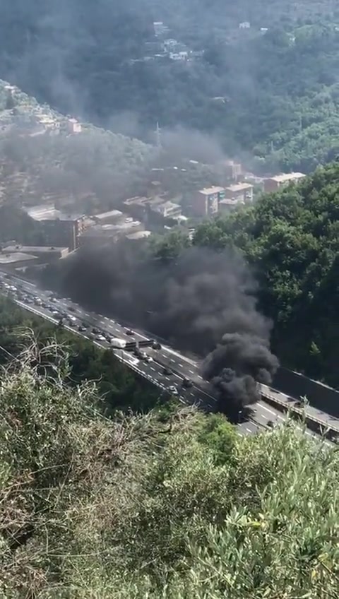 Veicolo in fiamme sulla A12, cortina di fumo sulla carreggiata all'altezza di Recco