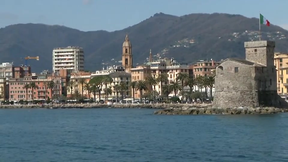 Riecco i turisti in Liguria ma green pass e autostrade frenano le prenotazioni