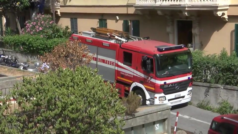 Incendio in un appartamento in via dei Sansone a Genova, muore anziano di 79 anni