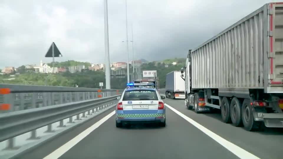 Incubo autostrade tra code, incidenti e migranti. La polizia stradale: 