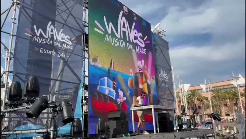 A Genova la musica arriva dal mare: al Porto Antico la disco-chiatta di 'Waves'