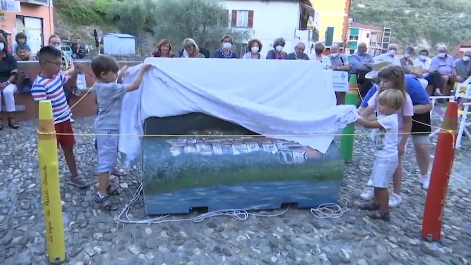 Pontedassio, inaugurata la prima panchina letteraria della Liguria