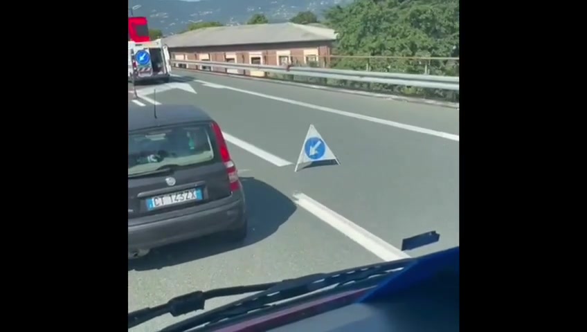 Paura in autostrada, blocco di marmo cade dal rimorchio e sfonda la motrice