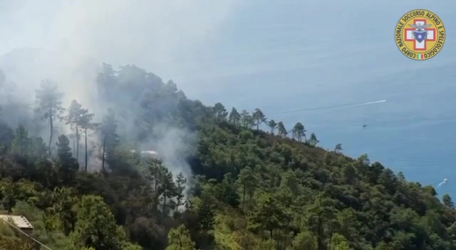 Incendio bosco a Riomaggiore, elicottero in azione per spegnere le fiamme