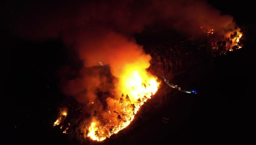 In fiamme i boschi sopra Framura, L'incendio divampa nella notte